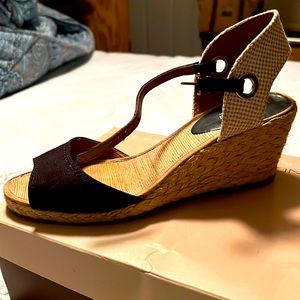 Lucky Brand wedge with ankle strap black/straw size 10- great condition